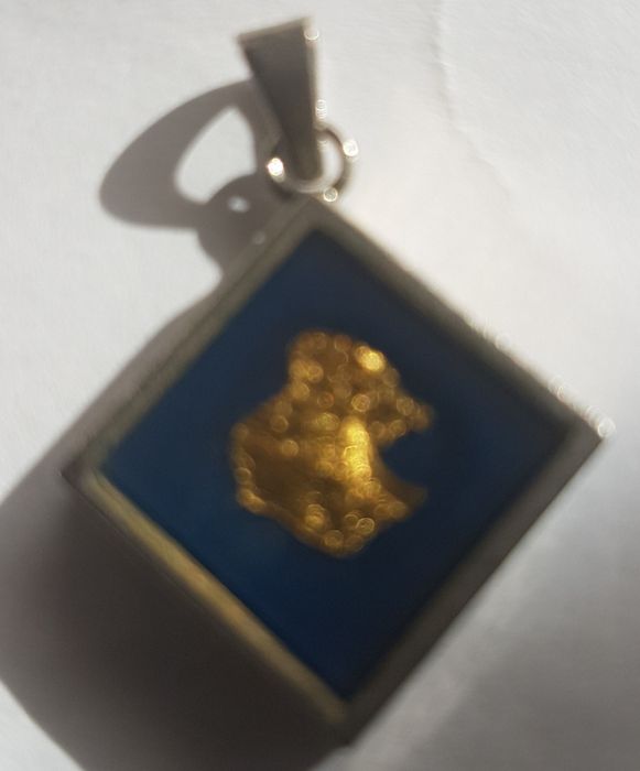 Pandantiv cu foiță de aur