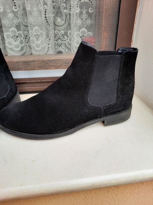 Botine din piele intoarsa neagra mărimea 38.