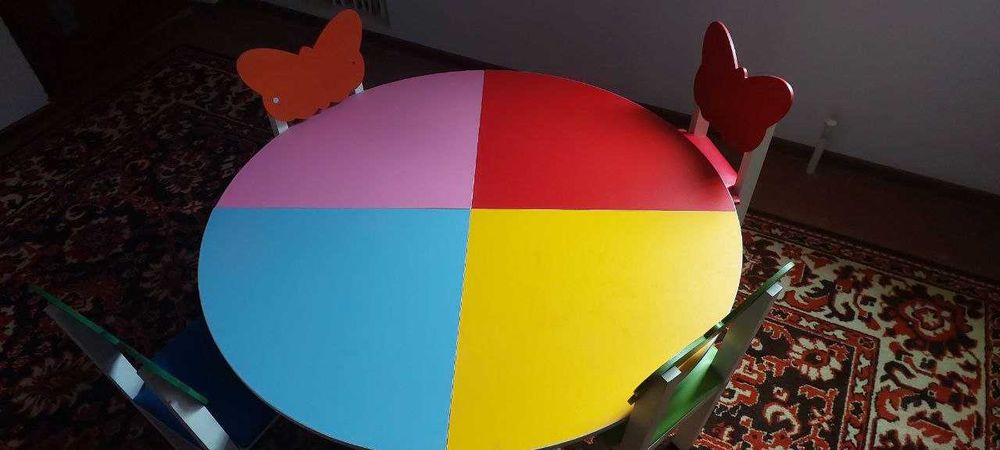 Bollalar uchun kravat va stol va stul