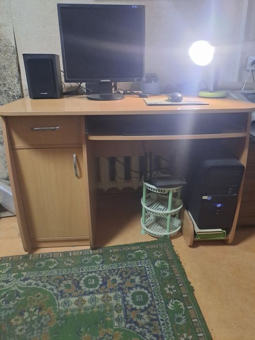 Компьютерный стол с тумбой