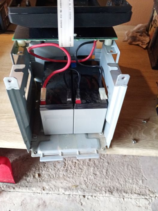 UPS APC SMART UPC 700w.    1000 VA