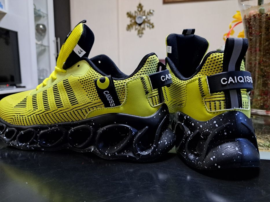 Продавам мъжки маратонки с ярко жълто желен цвят закупени от Германия.