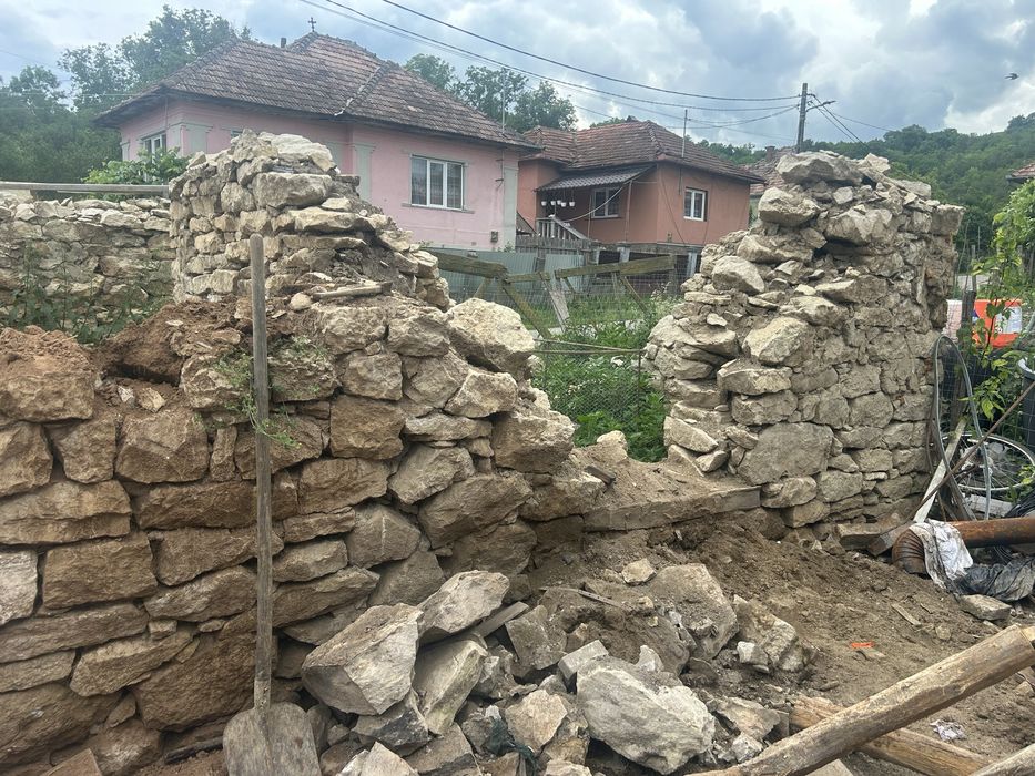 Vând piatră naturală din demolare – piatră pentru ziduri, garduri și amenajăr