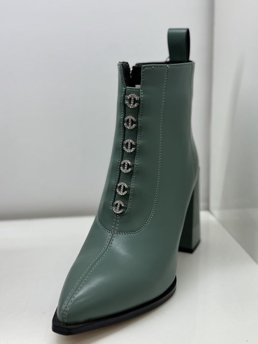 Четири модела, ограничени размери боти на супер ниски цени.