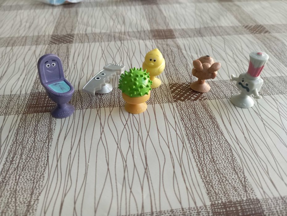 Колекция от стикита и играчки от шоколадови яйца