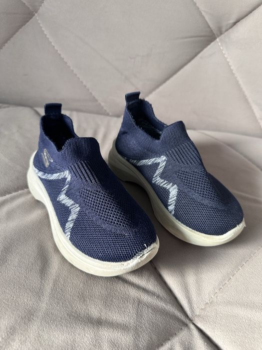 Продаются детские кроссовки сеточные