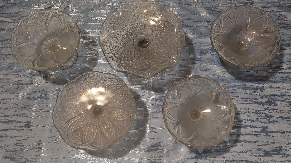 Всё из гаража, отдам дешево, тарелки, фужеры, вазы и т.д. см фото