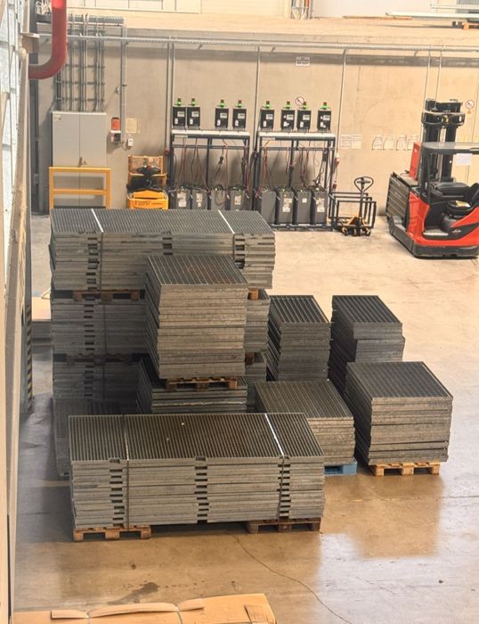 Gratare galvanizate noi, robuste și durabile, ideale pentru diverse aplicații în construcții sau amenajări exterioare. Acestea sunt fabricate din oțel
