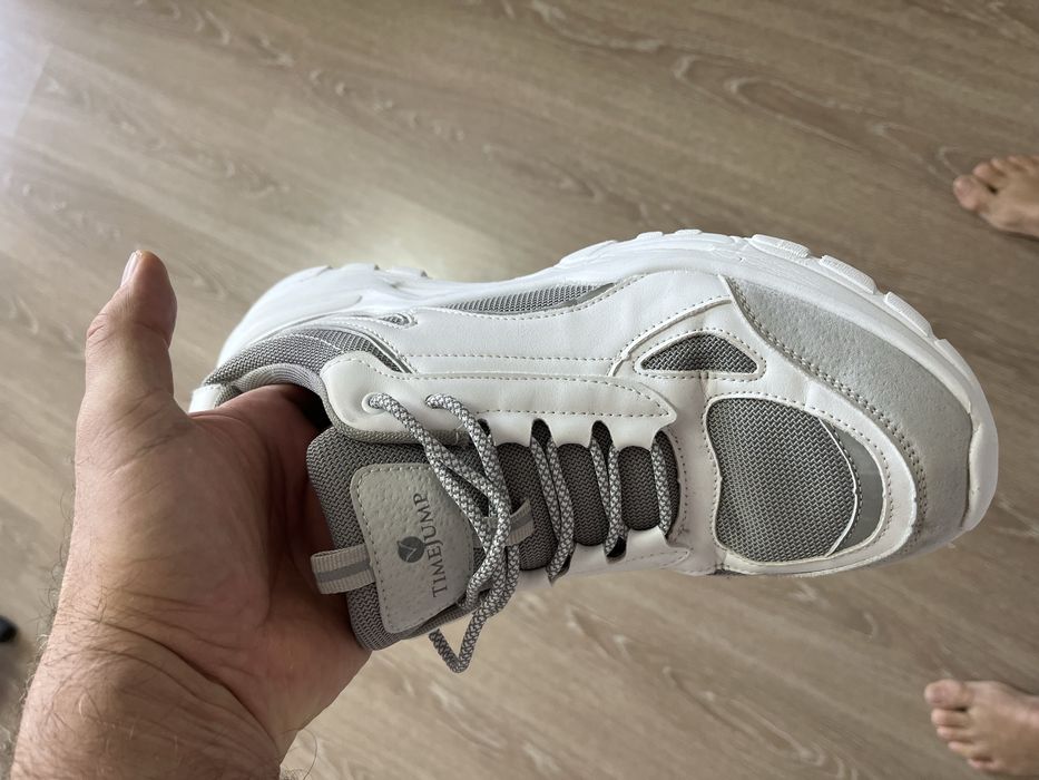 Продам кросовки белые