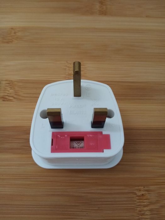 Adaptor universal. Intrare: UK standard. Iesire: European standard.