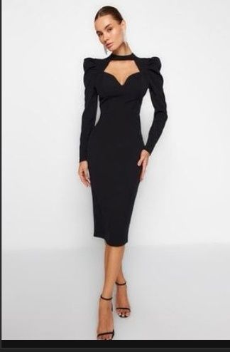 Rochie neagră cu spate gol eleganta