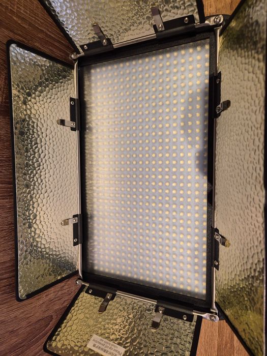 Продавам 2 броя LED панела – постоянно студийно осветление