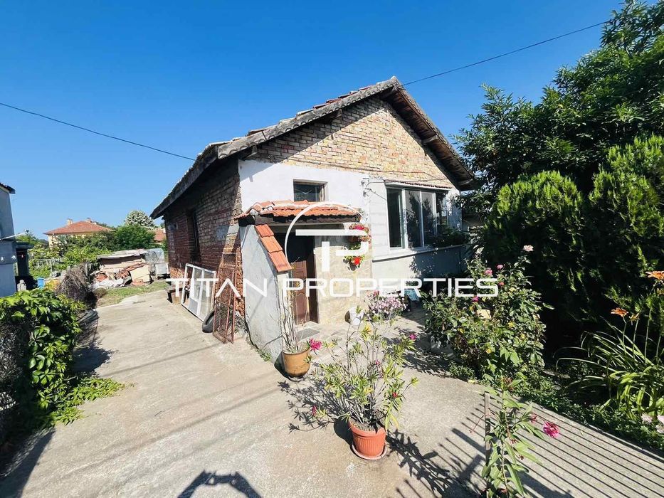 Ексклузивна оферта! Едноетажна къща с двор в кв. Долно езерово