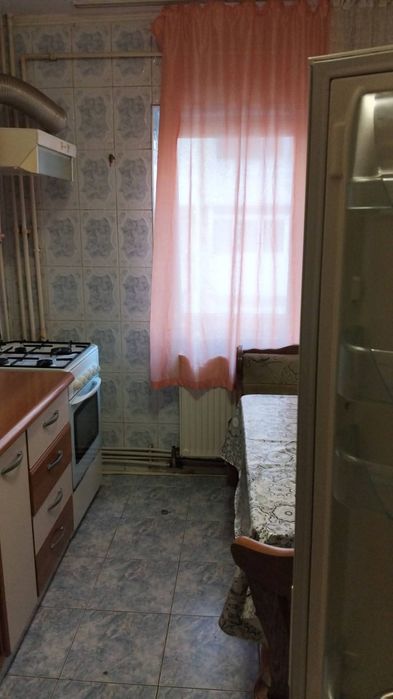 Proprietar închiriez apartament cu trei camere semiecomandat