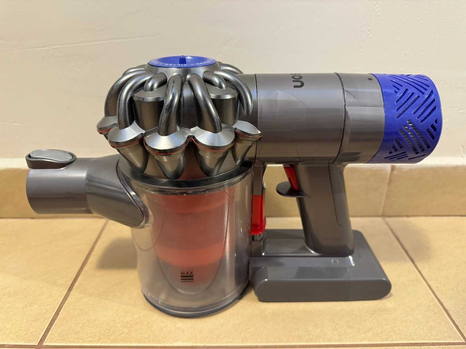 Dyson V6 Безкабелна прахосмукачка - пълен комплект + Laser