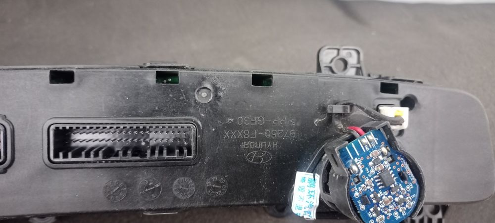 Блок управления климат-контролем для Hyundai Tucson.