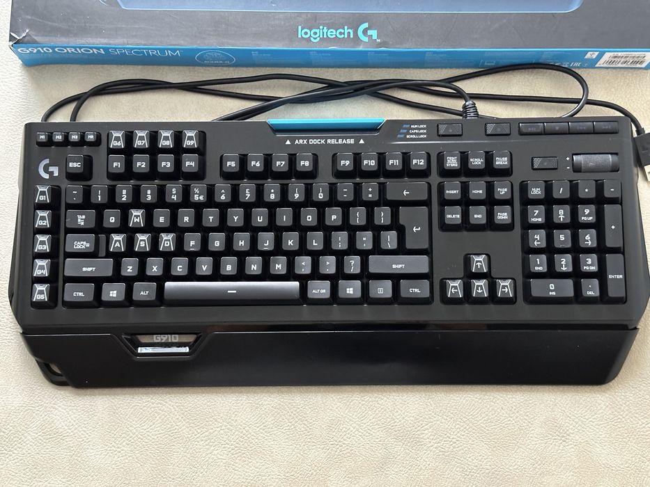 Клавиатура Logitech G910 механична геймърска RGB