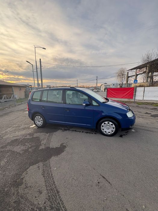 Vând Volkswagen  Touran