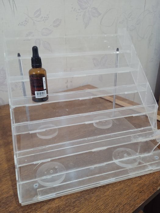 Горка из оргстекла, полка для лака.