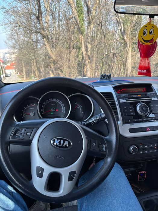 Продавам Киа Венга