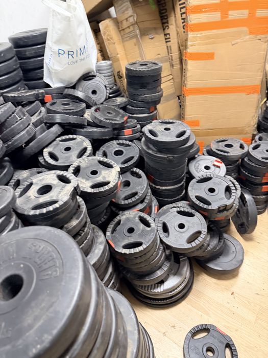 Discuri gantere si haltere noi greutati 1,25 kg-2,5 kg-5 kg-10 kg-15 kg diametru gaura 26 mm-30 mm-50 mm. Pret 5 lei kg. Minim 50 kg. Noi