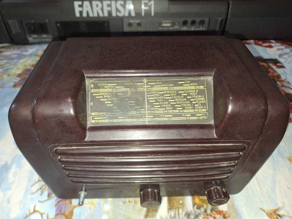 Две стари бакелитени радиа Тесла Талисман