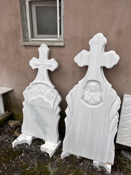 Monumente funerare/cruci din marmura