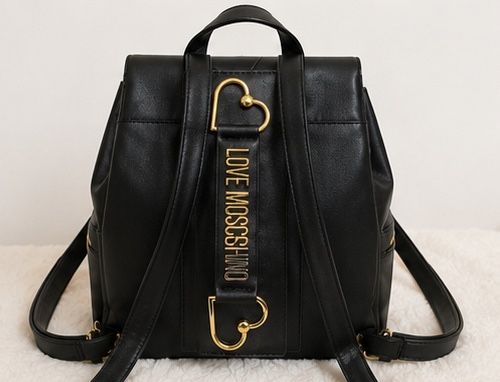 Продавам раница Love Moschino Heart