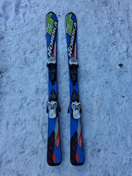 Vând   schiuri copii