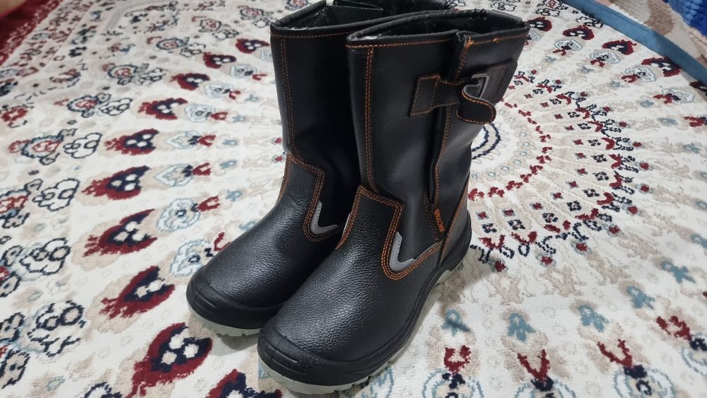 Продам спец ботинка