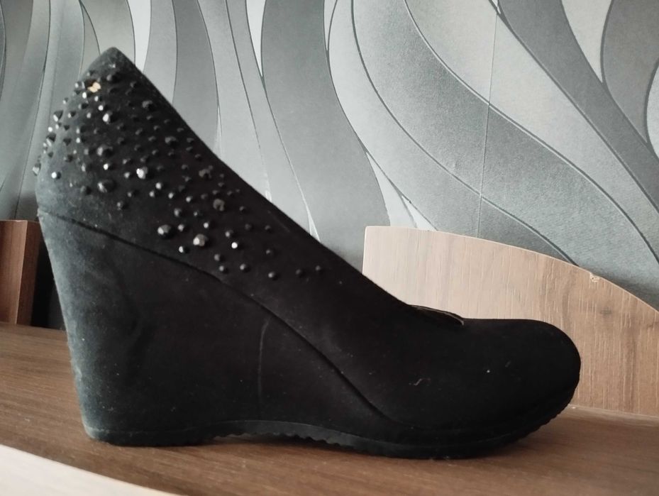 Продавам 2 чифта обувки