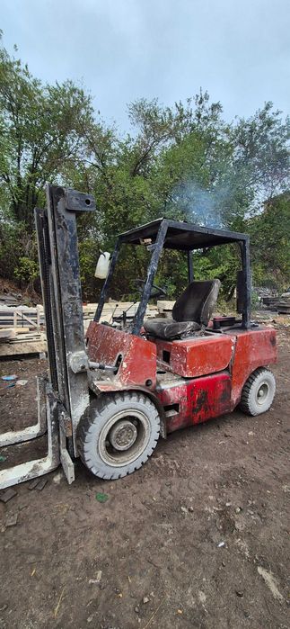 Вилочный погрузчик.