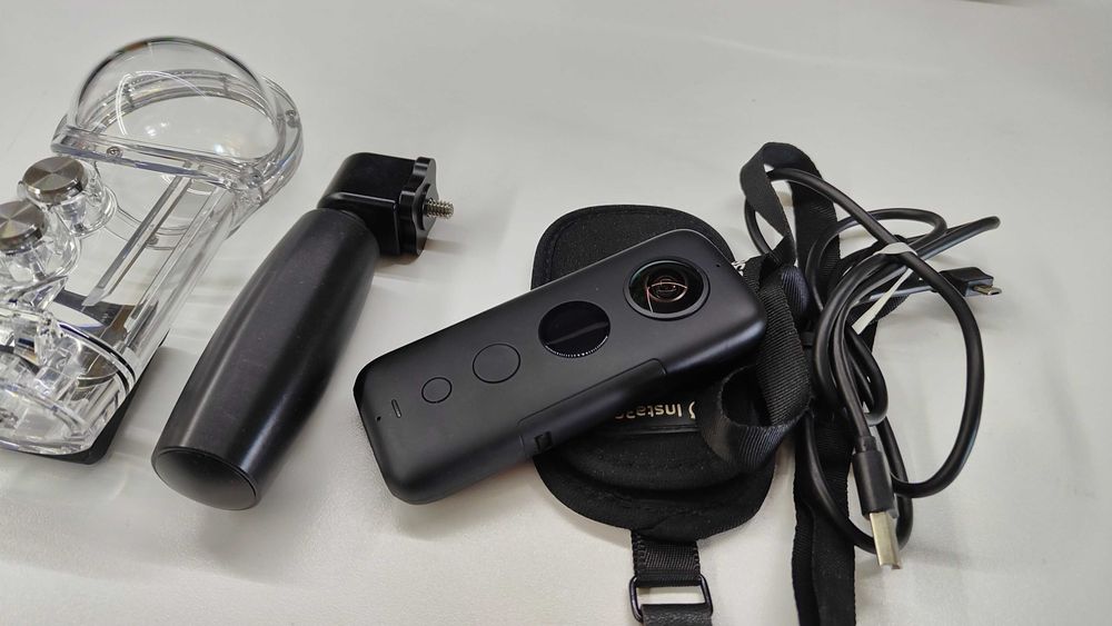 Insta360 ONE X камера с водолазен кейс