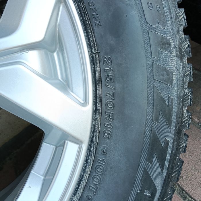 Bridgestone 215/70/R16  5/114.3
