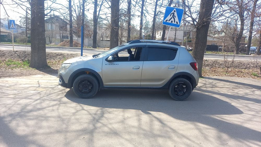 Продам срочно машина Renault Sandero