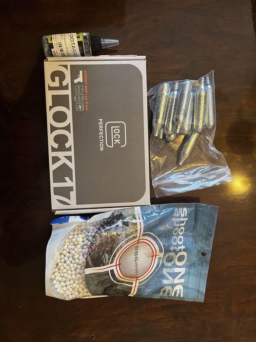 Pistol Airsoft CO2 Blowback: Glock 17 Umarex + consumabile (12 canistre CO2, bile de 0.30g si ulei siliconic)