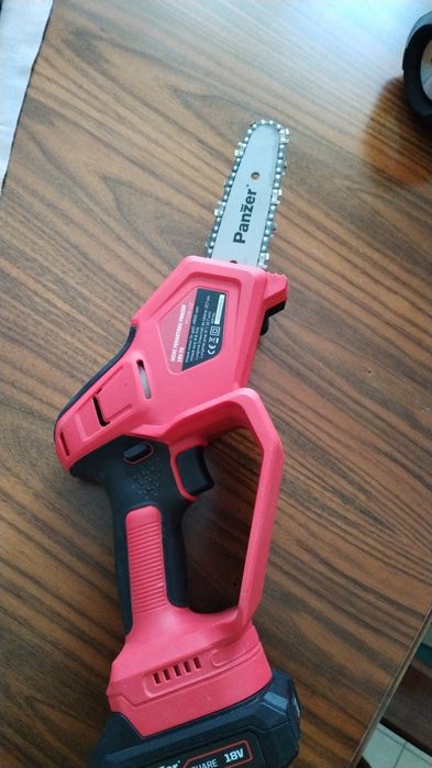 Fierăstrău cu acumulator 18V