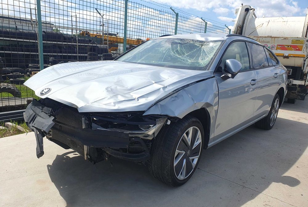 SKODA Superb 2.0 TSI, 265cp, AN 2025, Selection Combi, 4X4 - avariat