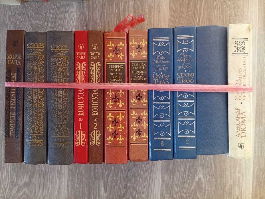Продаю домашнюю библиотеку на русском языке около 300 книг