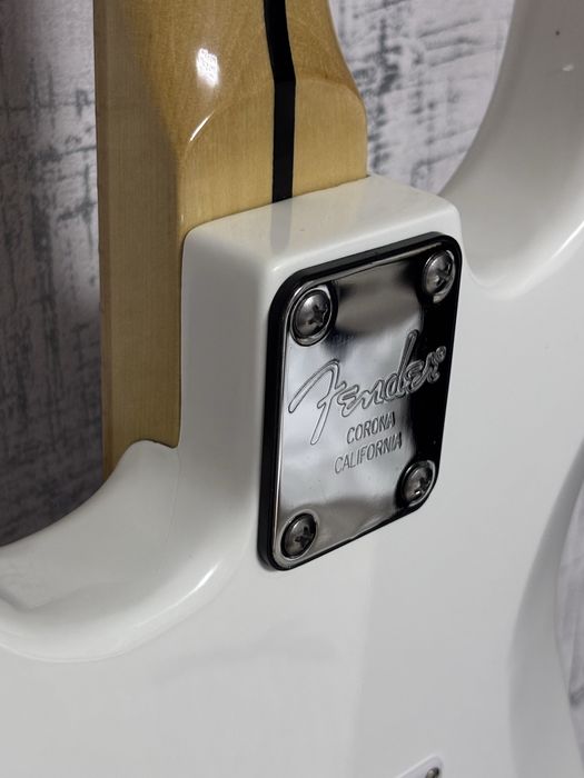 Продаю электрогитару Fender stratocaster white