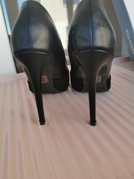 Pantofi negri cu toc inalt