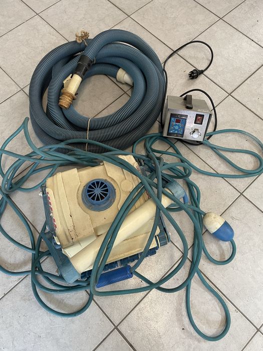 Robot de piscina cu furtun de crătare