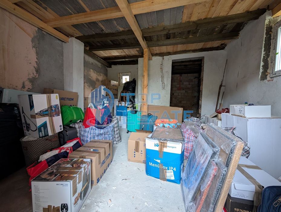 Едноетажна реновирана къща с голям двор в село Сливовица