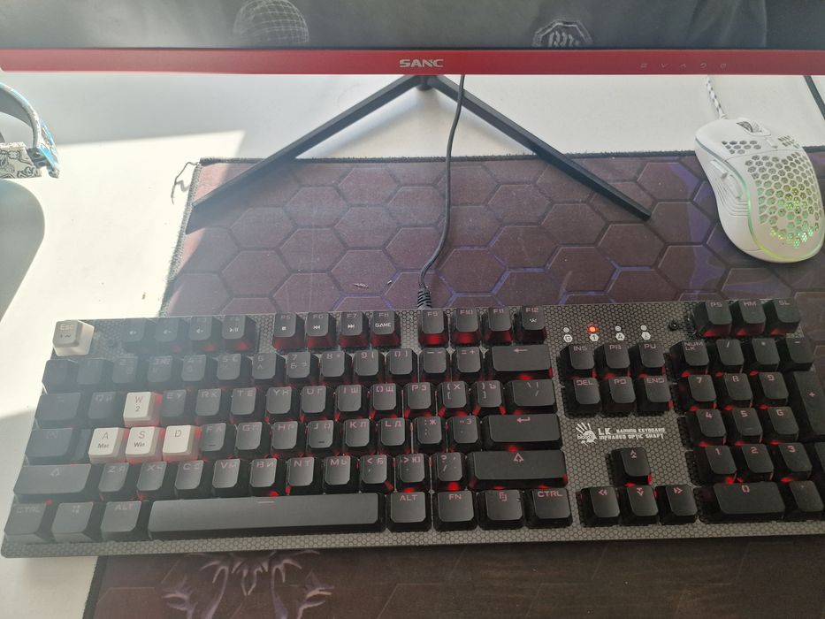 Механическая клавиатура кибер панк bloody