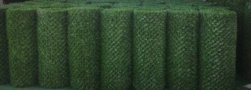 Ограда. Метални оградни пана и колове. Мрежа с декорация. Врати