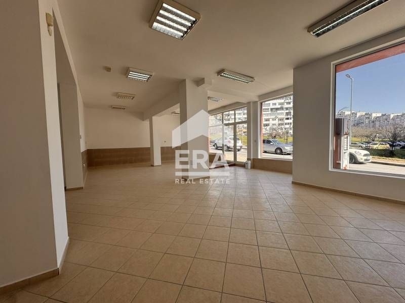 Търговско помещение след основен ремонт, с голяма витрина, за под наем