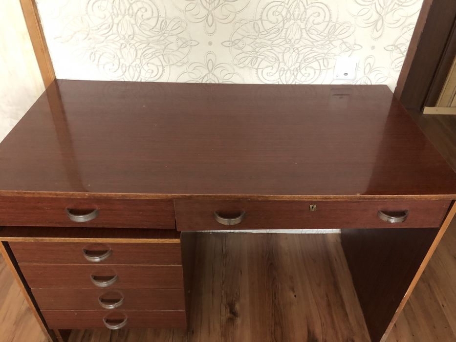 Стол лакированный