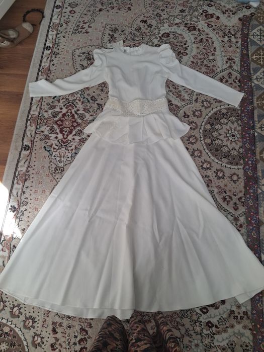 Красивое белое платье