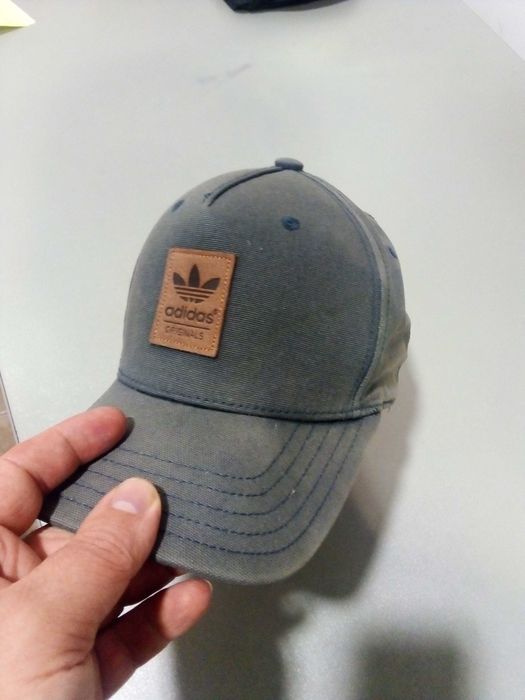 Șapcă adidas originală (modelul șters nu decolorat)