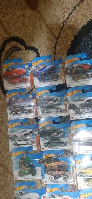 Vând 40 machete Hotwheels impecabile